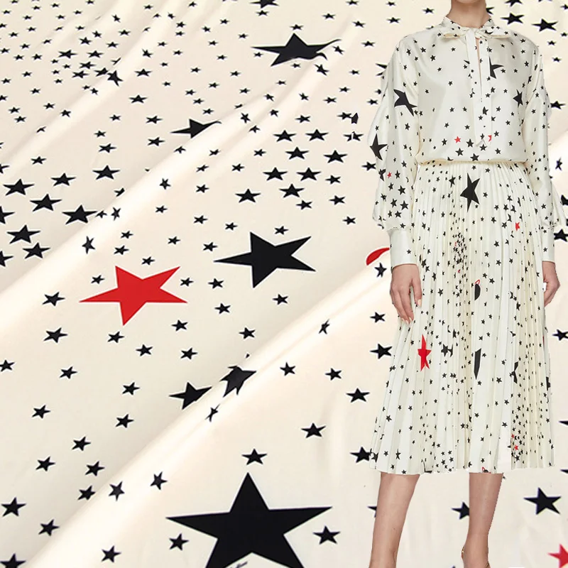 

Черно-белая атласная ткань с принтом звезд, имитирующая шелковую атласную ткань для женской блузки, классических брюк, пижам, ткань «сделай сам», швейный материал