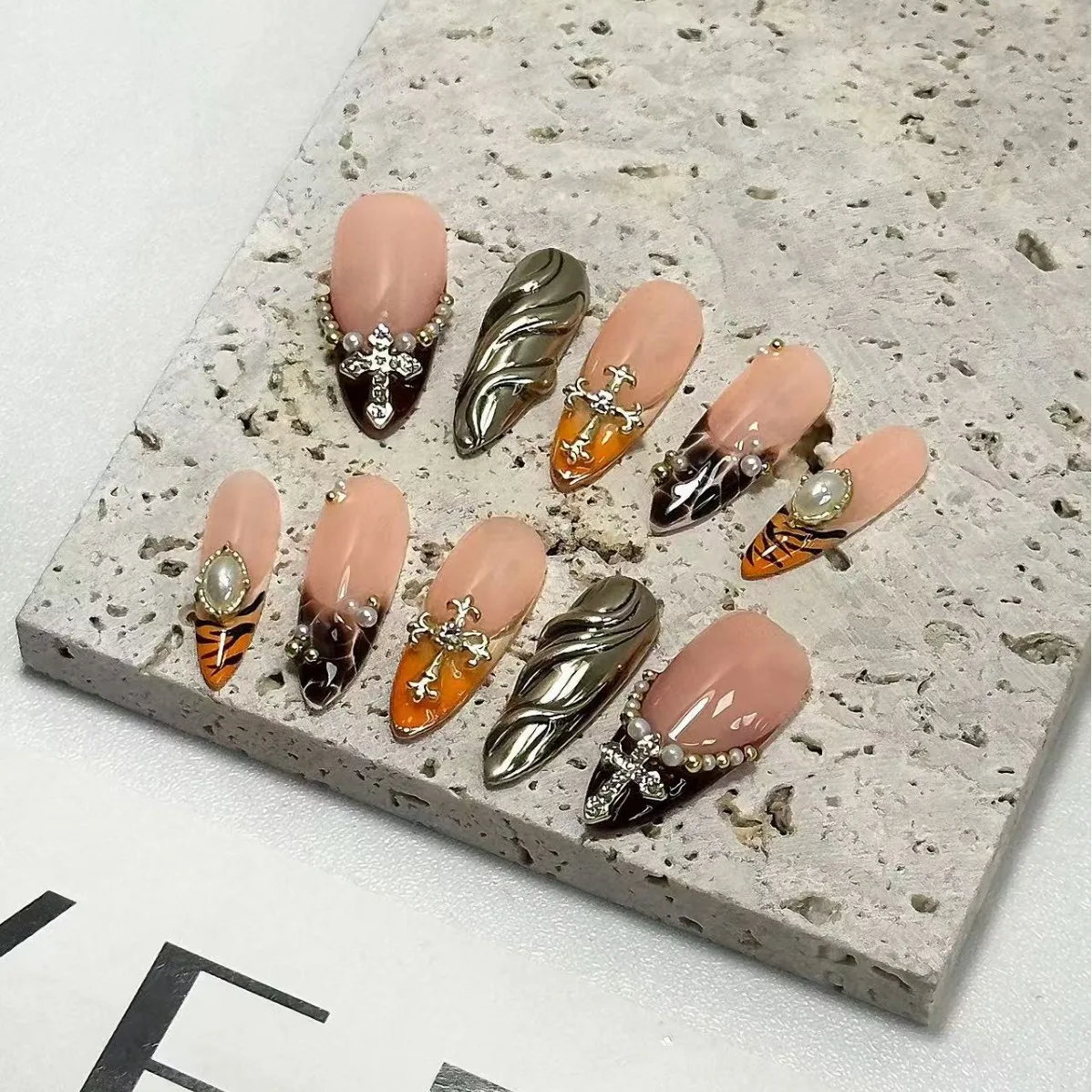 Soft Goth False Nails Nude Base Metal Cross Pearl Rhinestone Design Press On Nails ABS Lightweight Smooth Edge Comfortable For T