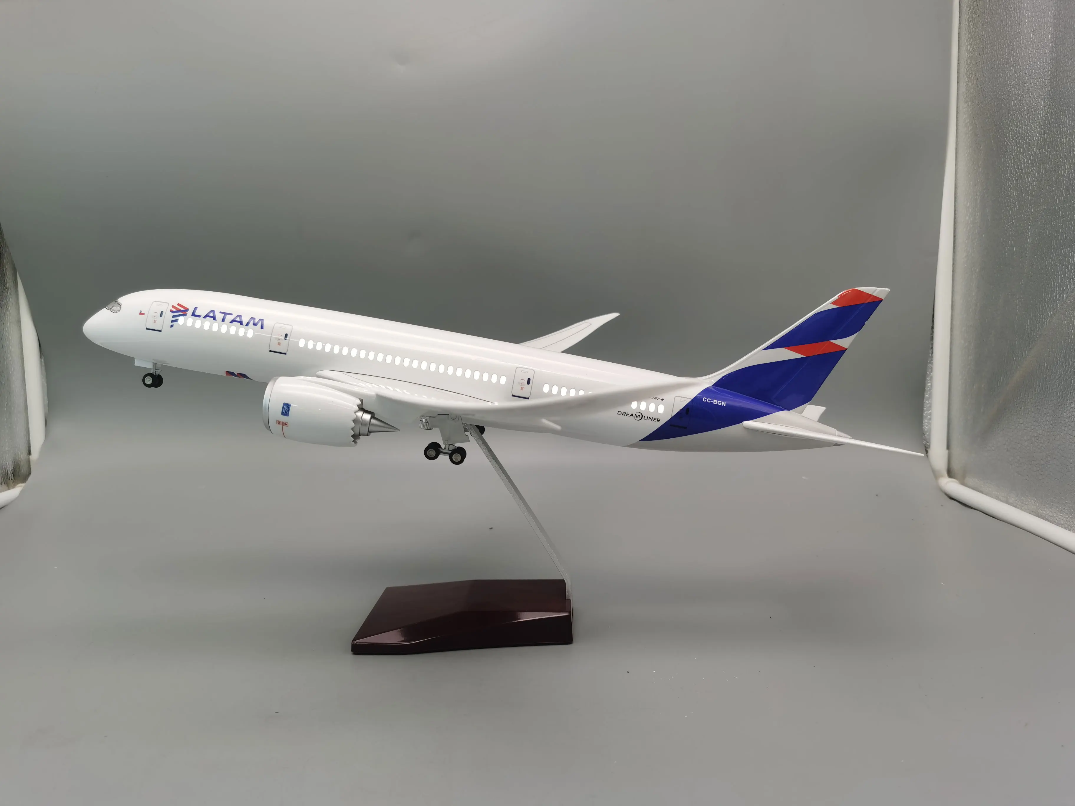 Plane B787 Latam Airlines 47cm 1/130 Scale Diecast Airplanes Resin Home decor Model W Lights & Wheels Collection Educational