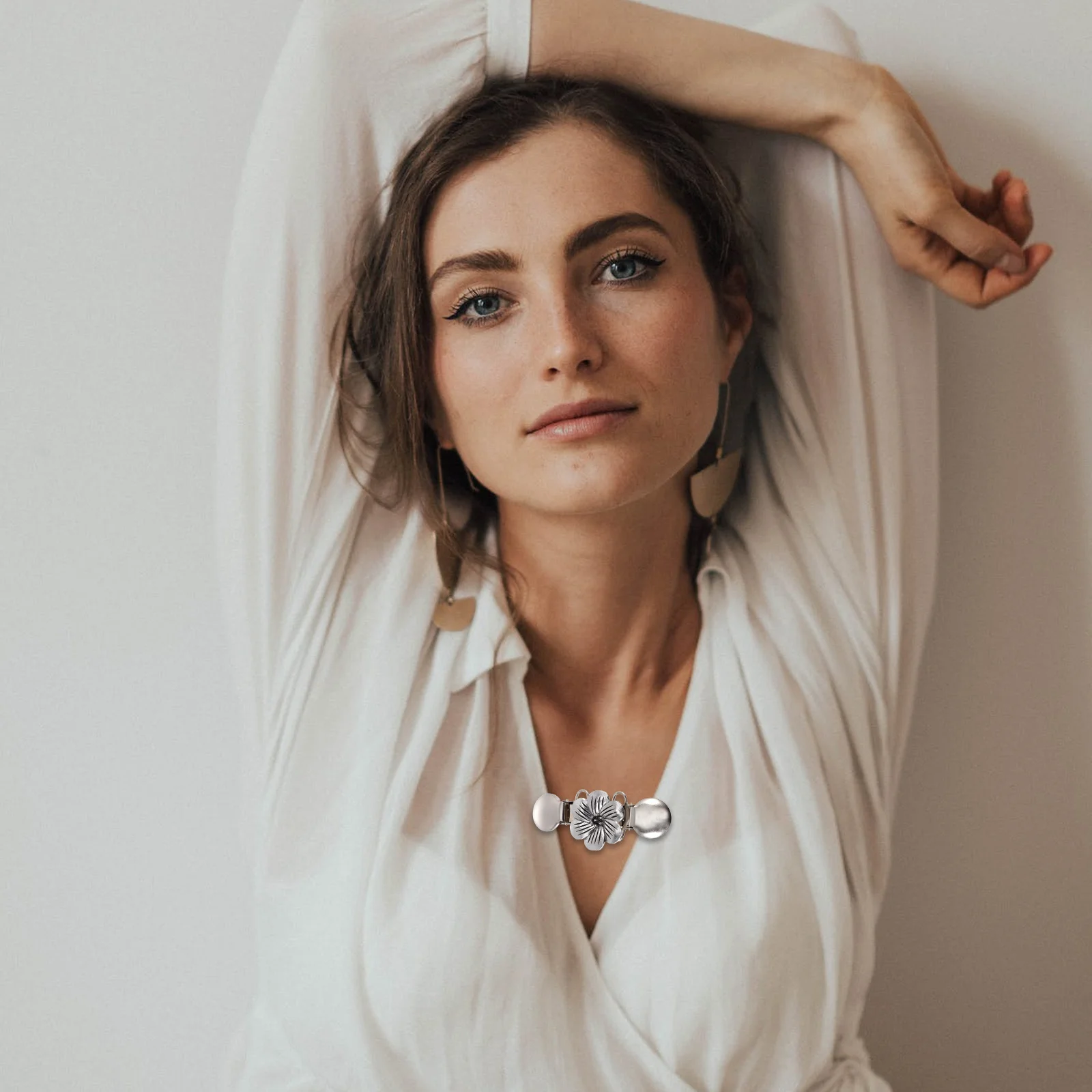 

2pcs Retro Flower Sweater Clamps Anti Emptied Collar Buckles Personalized Shawl Clips Dress Accessories Women Brooch Clip All