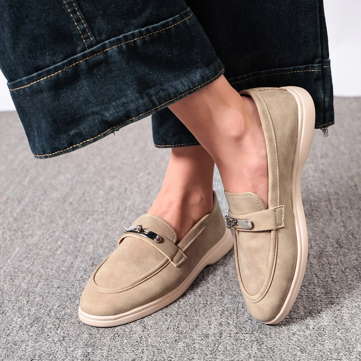 Frühling Herbst Damen Wildleder-Loafer Schuhe Runde Zehenkappe mit Metall-Dekor Plateau Dicke Sohle Slip-on Lässige Bequeme Alltagsschuhe – Detail 3