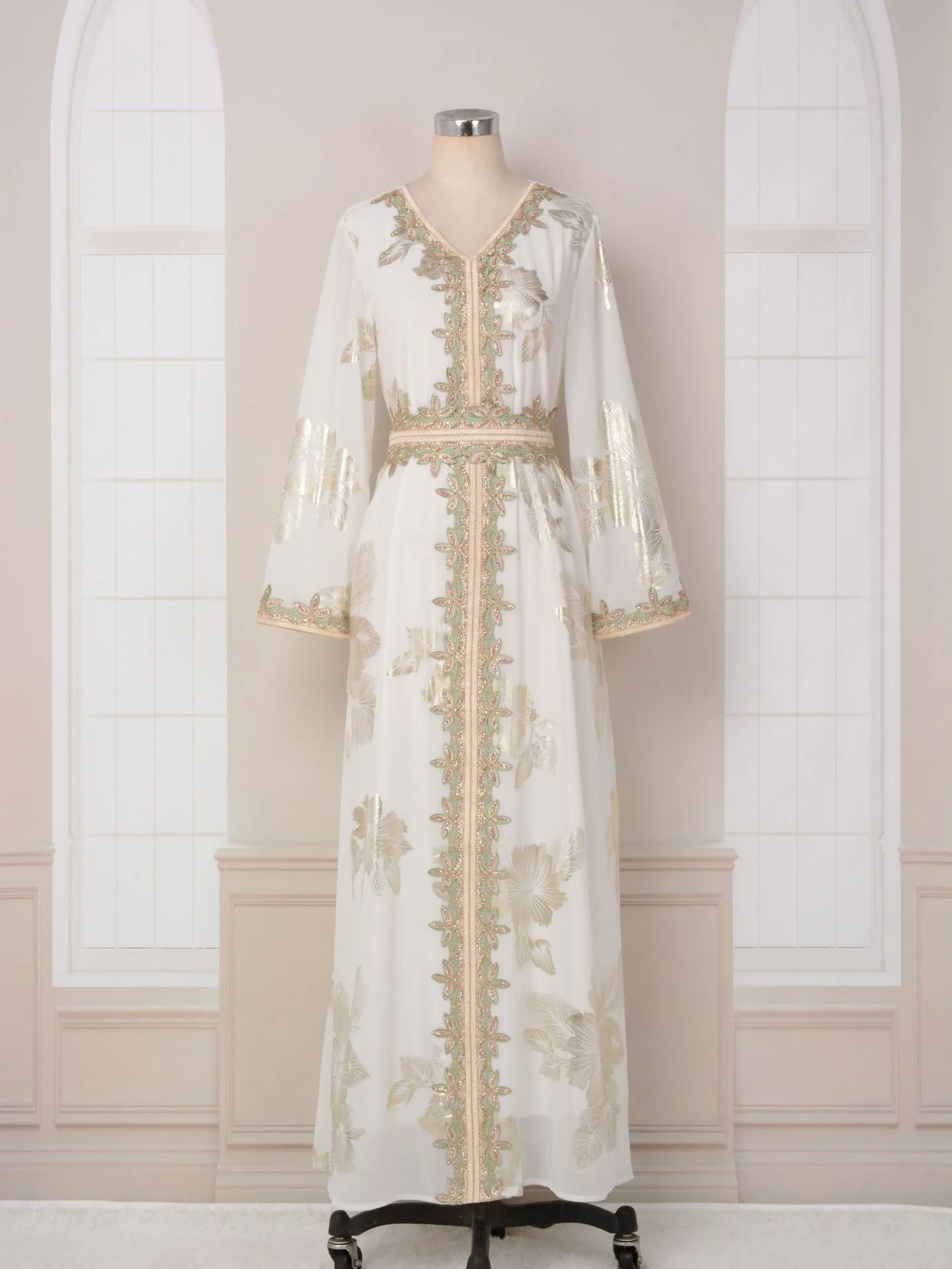 الجملة أزياء وصول جديدة الذهب تنقش المرأة المسلمة فستان طويل ثوب السفر دبي