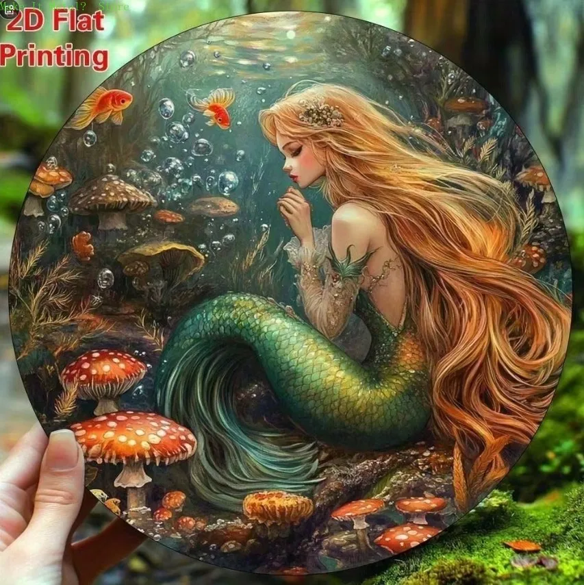 2D Flache, verzauberte Meerjungfrau mit goldenen Haaren und grünem Schwanz im magischen Wald mit Pilzen und Goldfischen, rundes Vintage-Metallblechschild