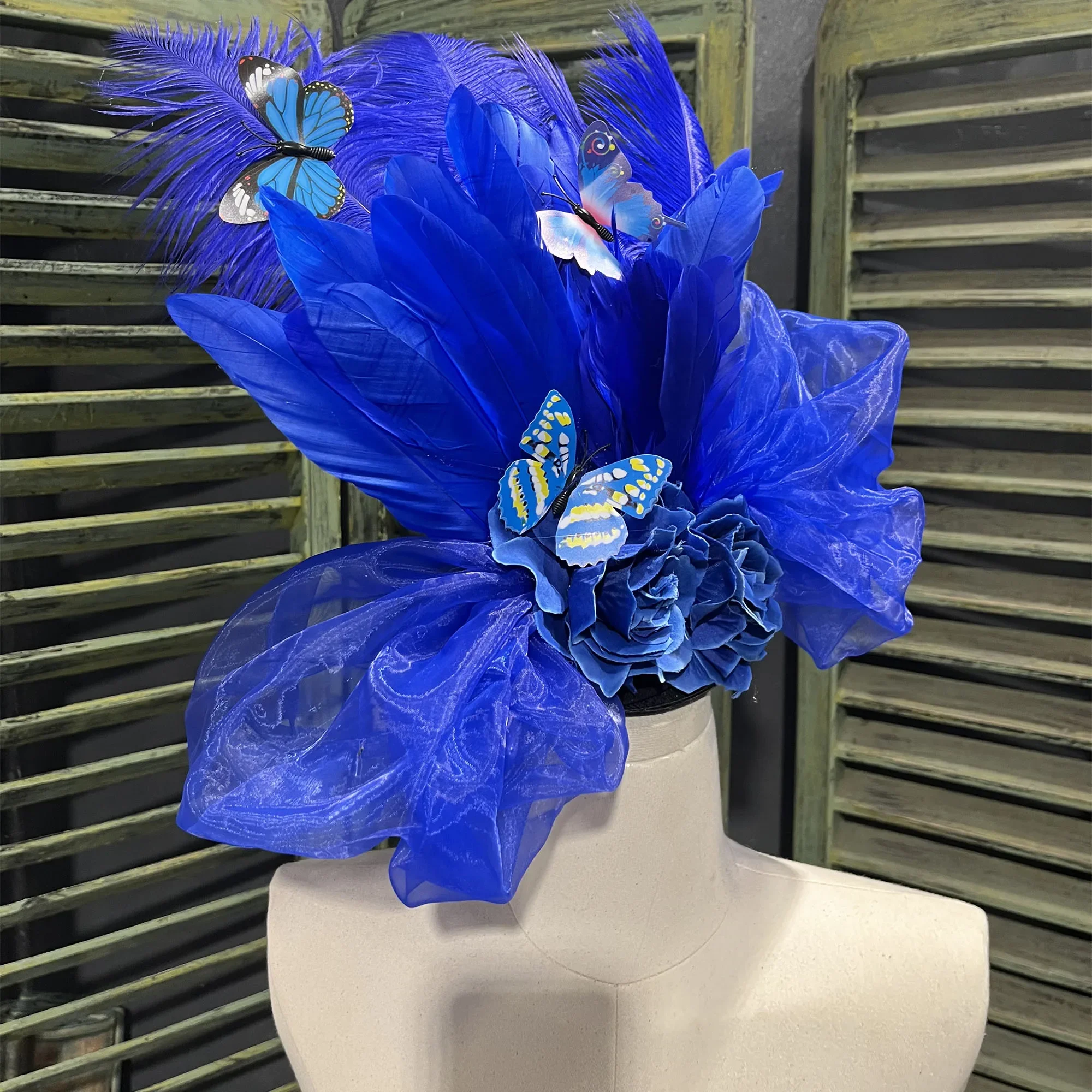 

2026 Роскошный персонализированный макияж в китайском стиле, подиумный головной убор с перьями и цветами, цельный стиль для выступления на сцене