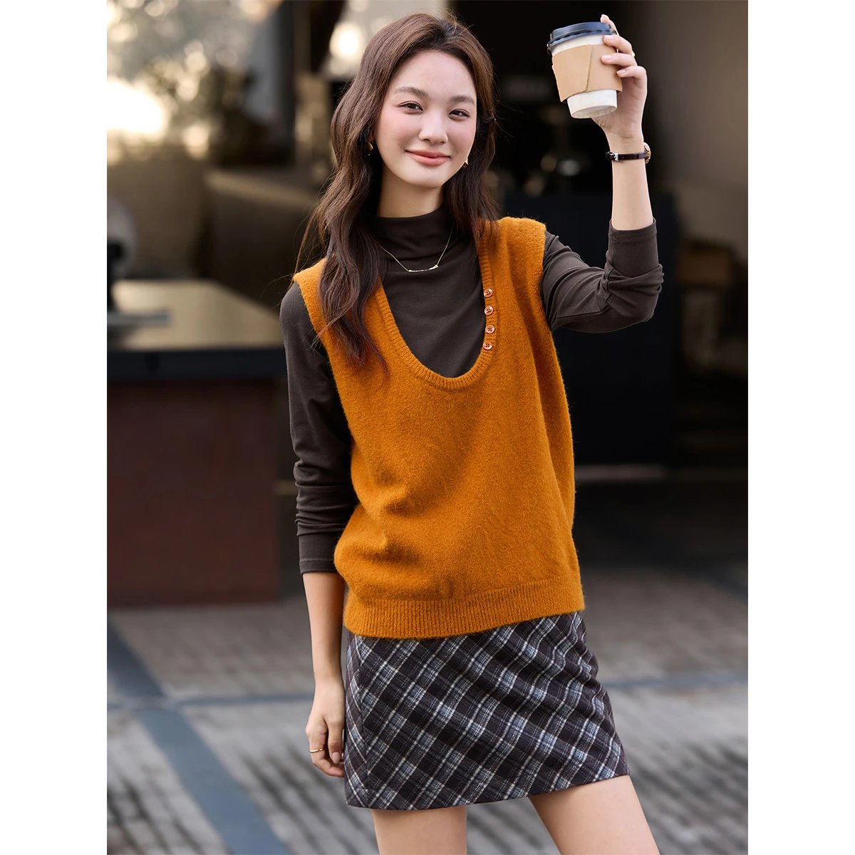 مجموعة VIMLY النسائية المتماسكة لخريف 2025 سترة متماسكة بأزرار على شكل حرف U وسترة متماسكة بلون سادة وياقة مدورة ملابس عصرية لافتة للنظر 30368