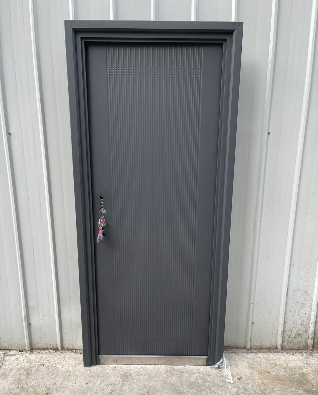 

Стальная входная дверь для дома простого дизайна, обеспечивающая безопасность, для наружного применения.