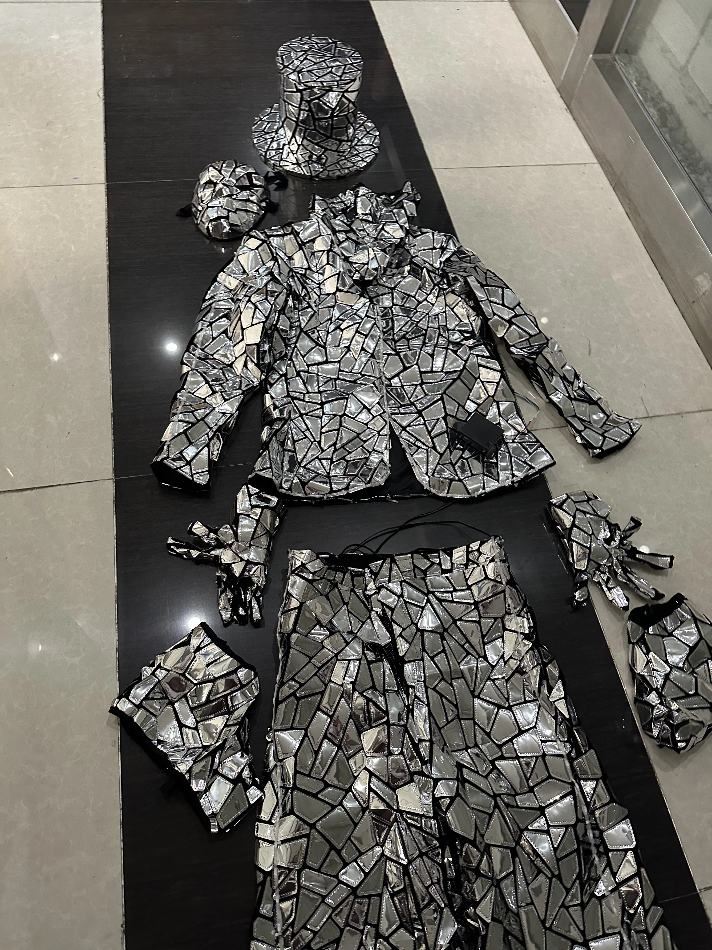 

Not real Similiar Mirror Material Stilts Walker Robot Suit Costume Clothes Stage Show DJ Dancing Kryoman Giant Clothing
