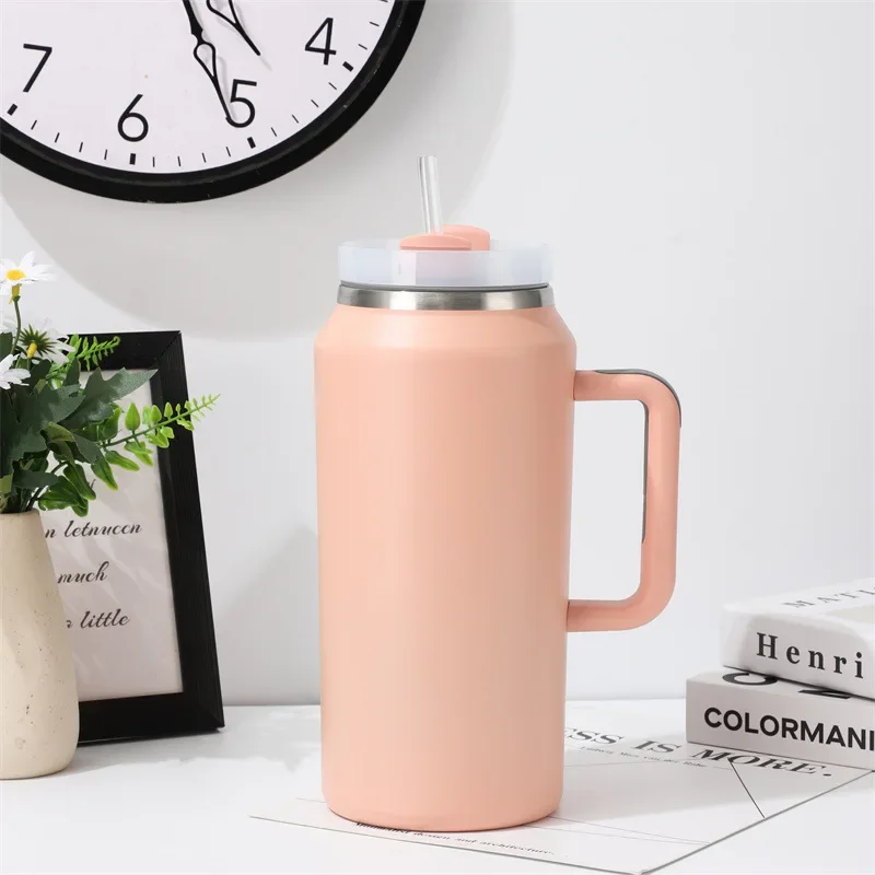Tazza con manico da 64 once di grande capacità Tazza thermos in acciaio inossidabile per uso domestico Bottiglia di acqua fredda con bollitore di paglia Grande tazza di ghiaccio