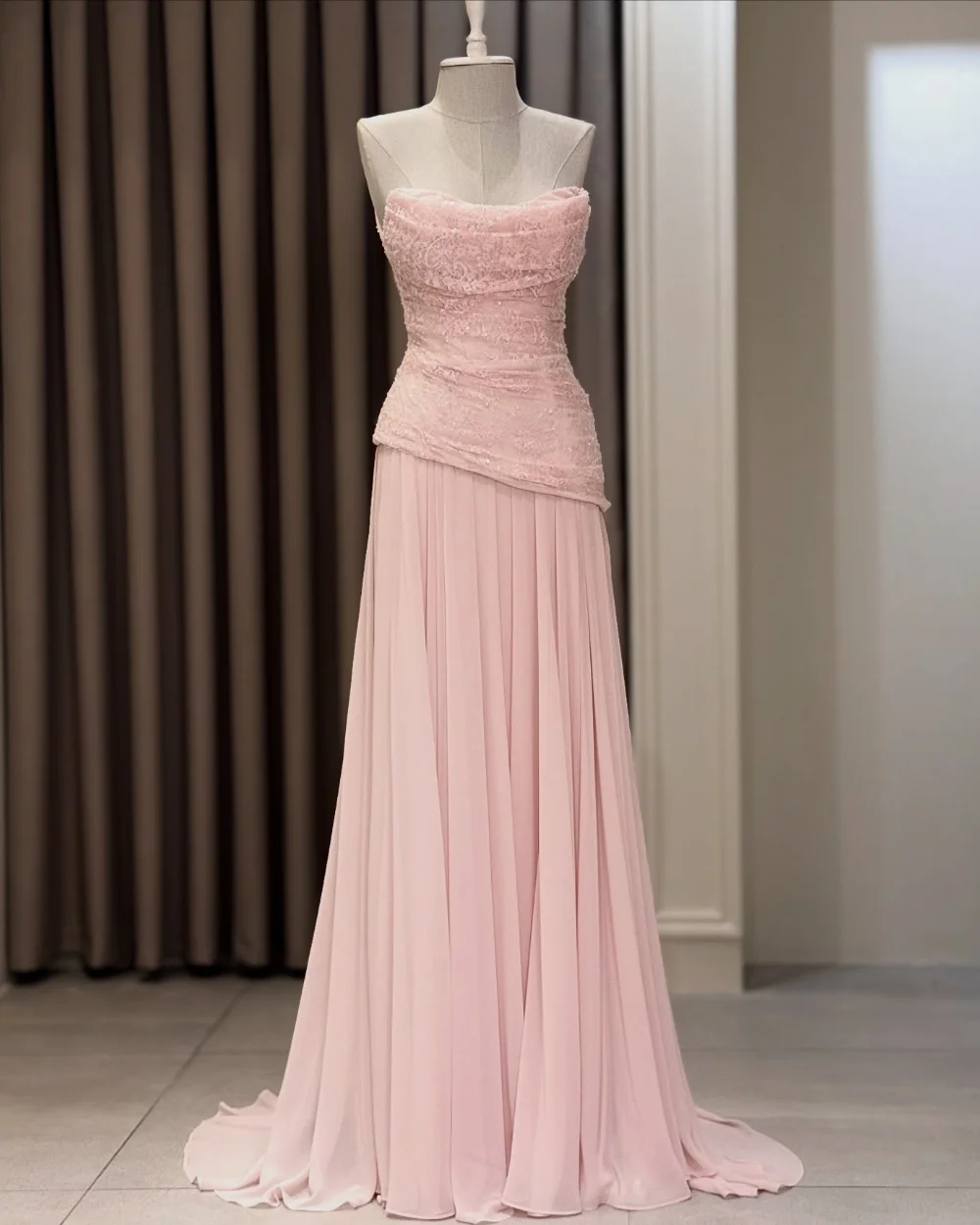 

Customized Pink Fashion Exquisite Chiffon Lace Beading Sequined A-line Strapless Long Dresses Evening Dresses For Wedding Party
