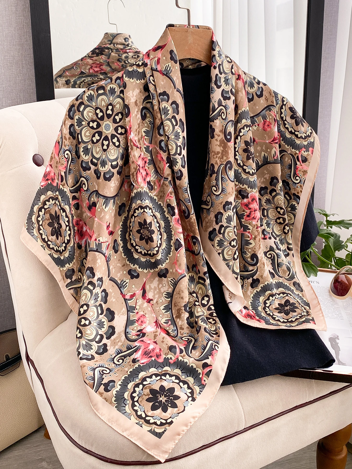 Europäischer Retro-Stil Bedruckter Imitat-Seidenschal 90x90cm Quadratischer Kopfschal für Damen Schals Bandana Damen-Hijabs – Detail 3