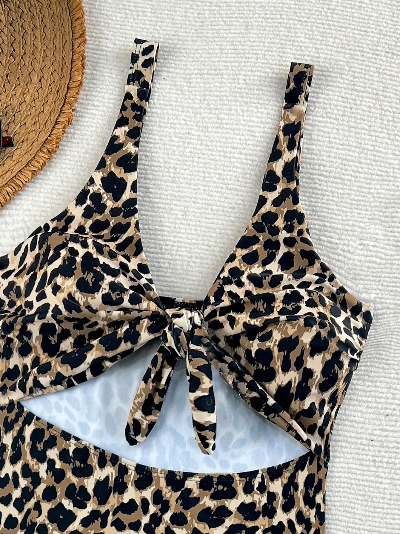 

Цельный купальник с леопардовым принтом и вырезами на груди для пляжного отдыха