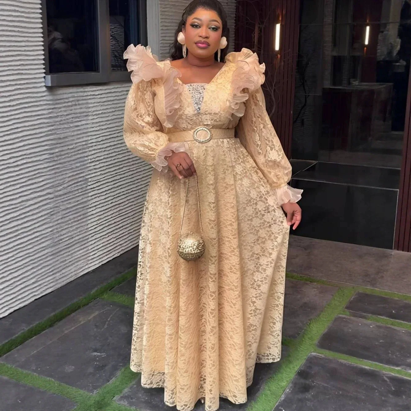 QMANSHA Abito Lungo in Pizzo Champagne Taglie Forti con Collo a Volant, Maniche Lunghe e Cintura, Elegante per Serate Formali, Feste e Matrimoni