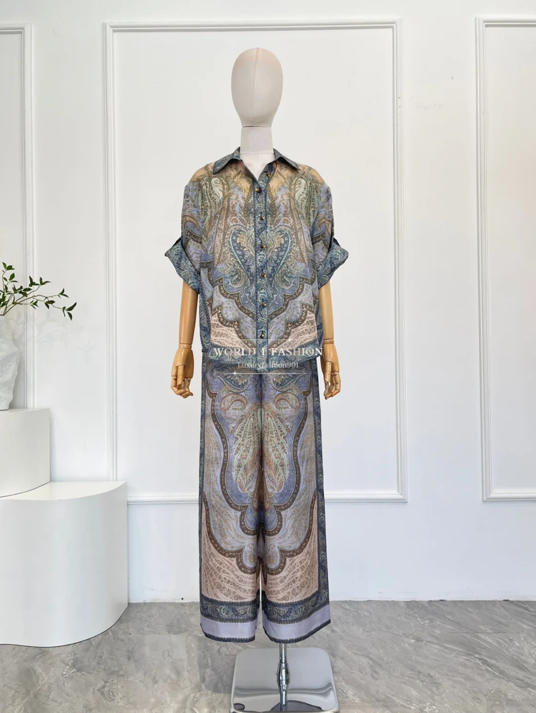 

Темно-синий комплект блузки с короткими рукавами и брюк с принтом пейсли