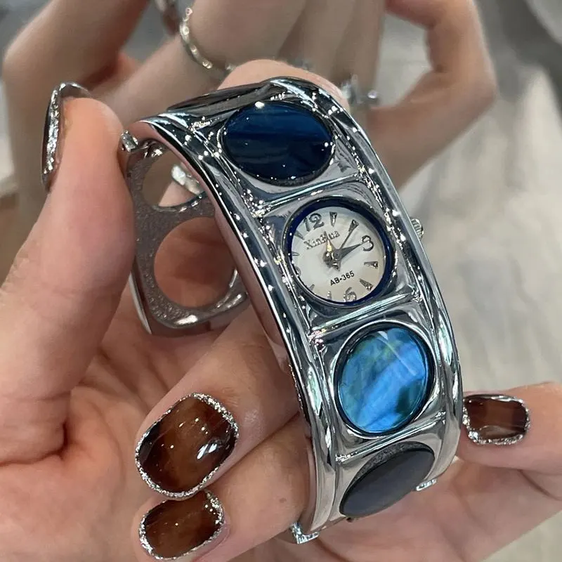 Vintage Bracelet Style Watch for Women's Fashion Silver Blue Red Round Quartz Waterproof Watch for New Year Gifts