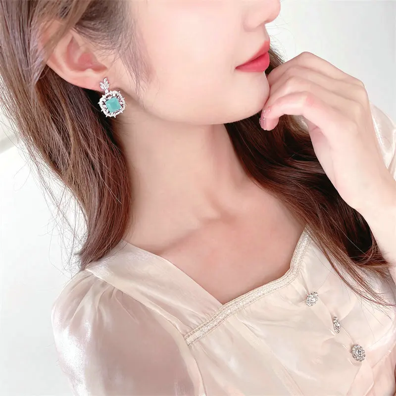 Fashionable and high-end earrings s925 silver needle, super sparkling style, slightly inlaid zircon, niche design earrings