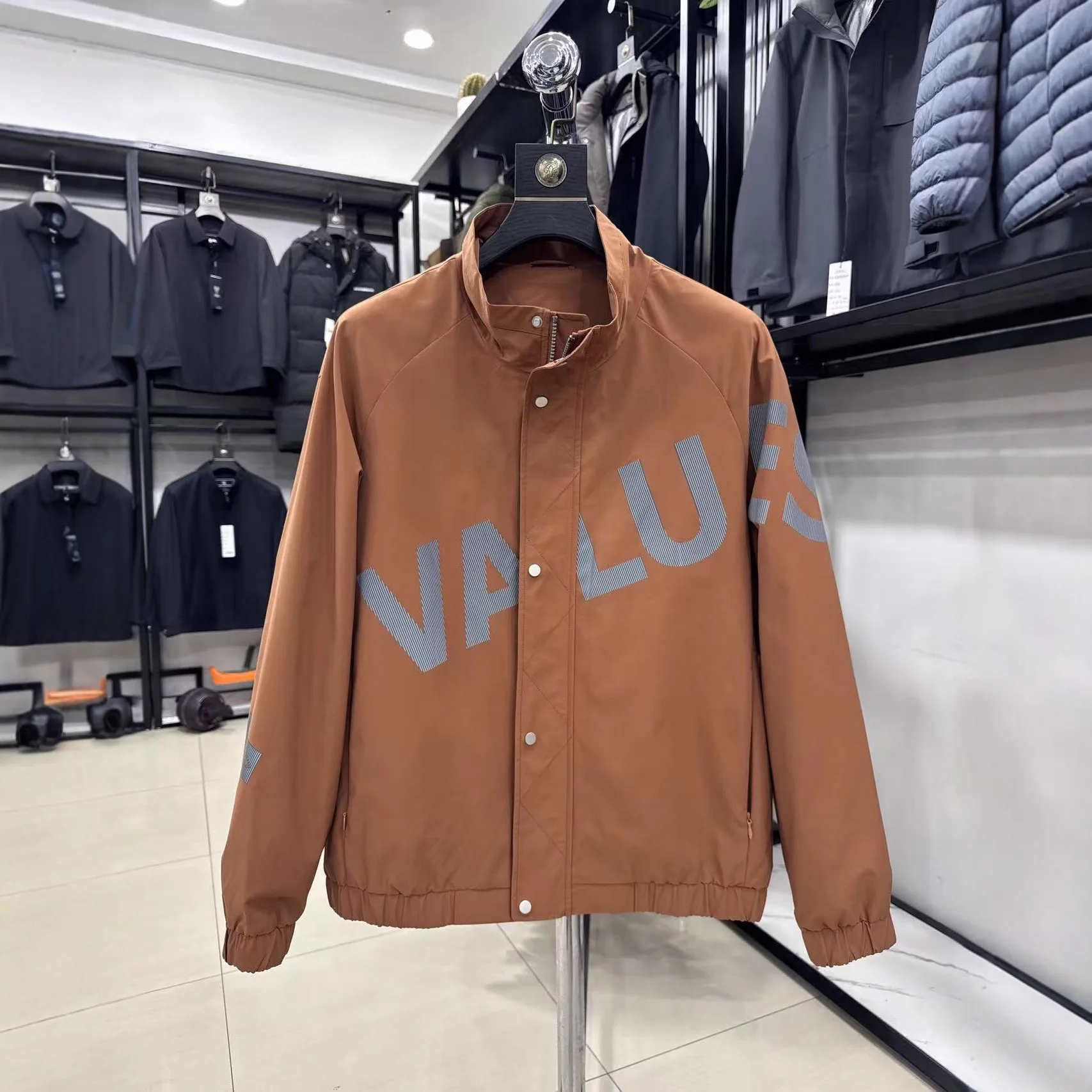 

Spor Sle Stand Collar Jaet with Printed Letters Casual ort Length Versatile Men's Faion from China 2025 Autumn Coll...