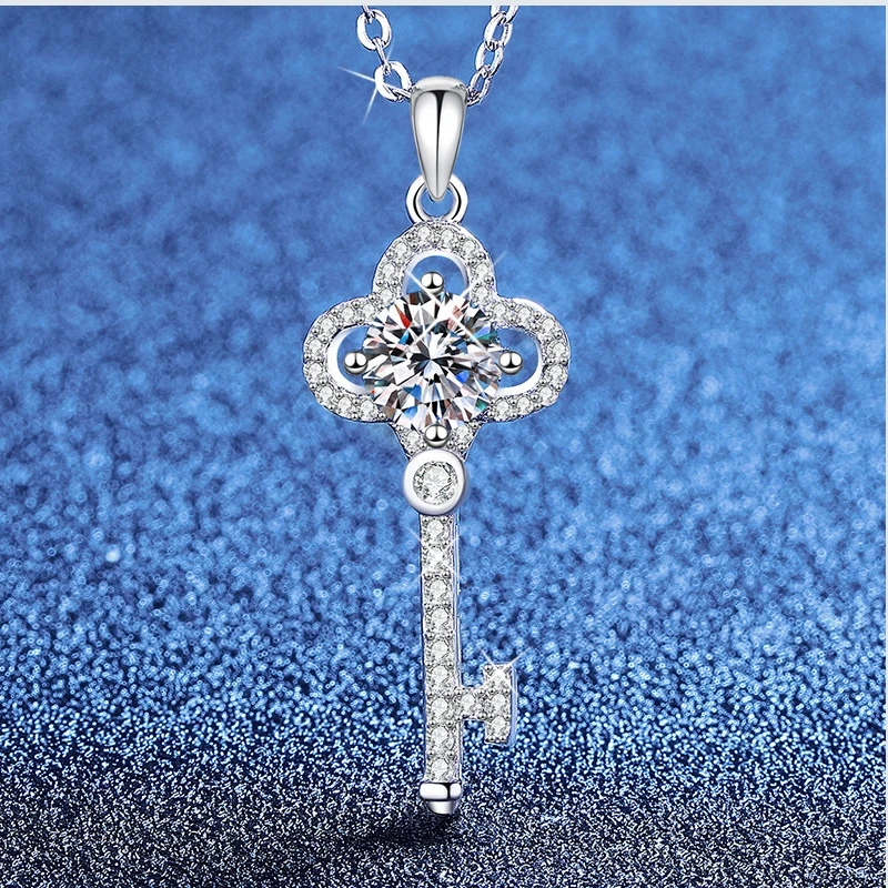 

S925 sterling silver necklace, moissanite T home light luxury crown key pendant, 1 carat moissanite necklace