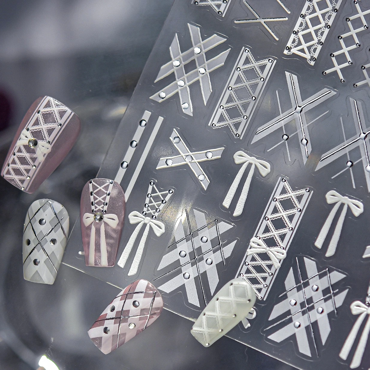 純白のストラップ、蝶結びリボン、レオパード柄の蝶ネクタイ、チェリー、水玉模様、ハート、星、ラインストーン、パール、シックなネイルアートステッカー、デカール