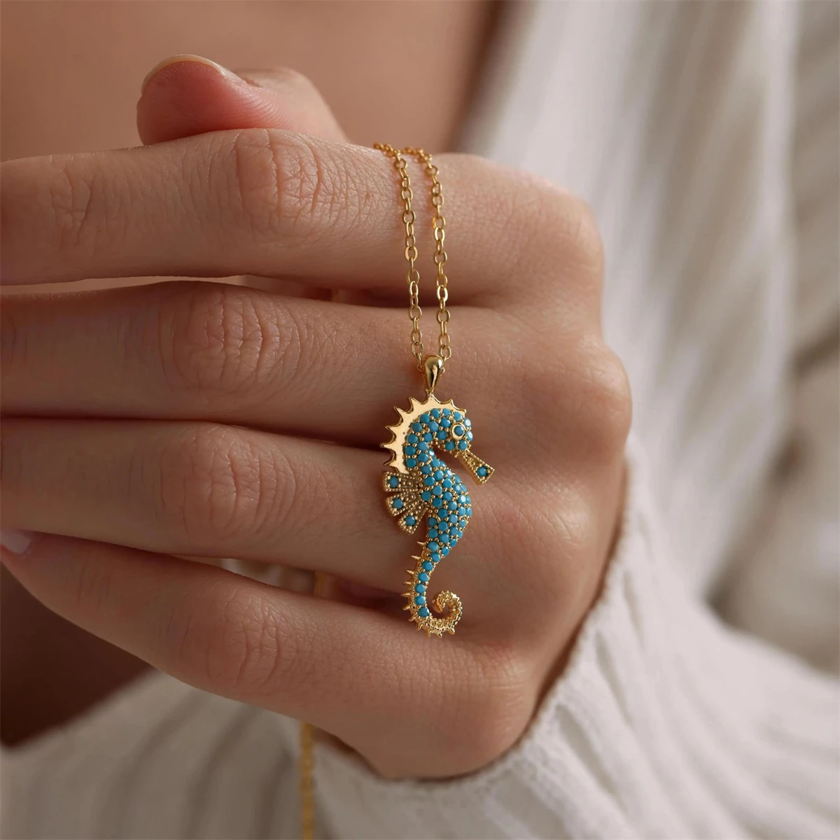 Halskette mit Seepferdchen-Anhänger | 18 Karat vergoldeter Edelstahl mit Zirkon-Inlay, Schmuck für Damen – Detail 2