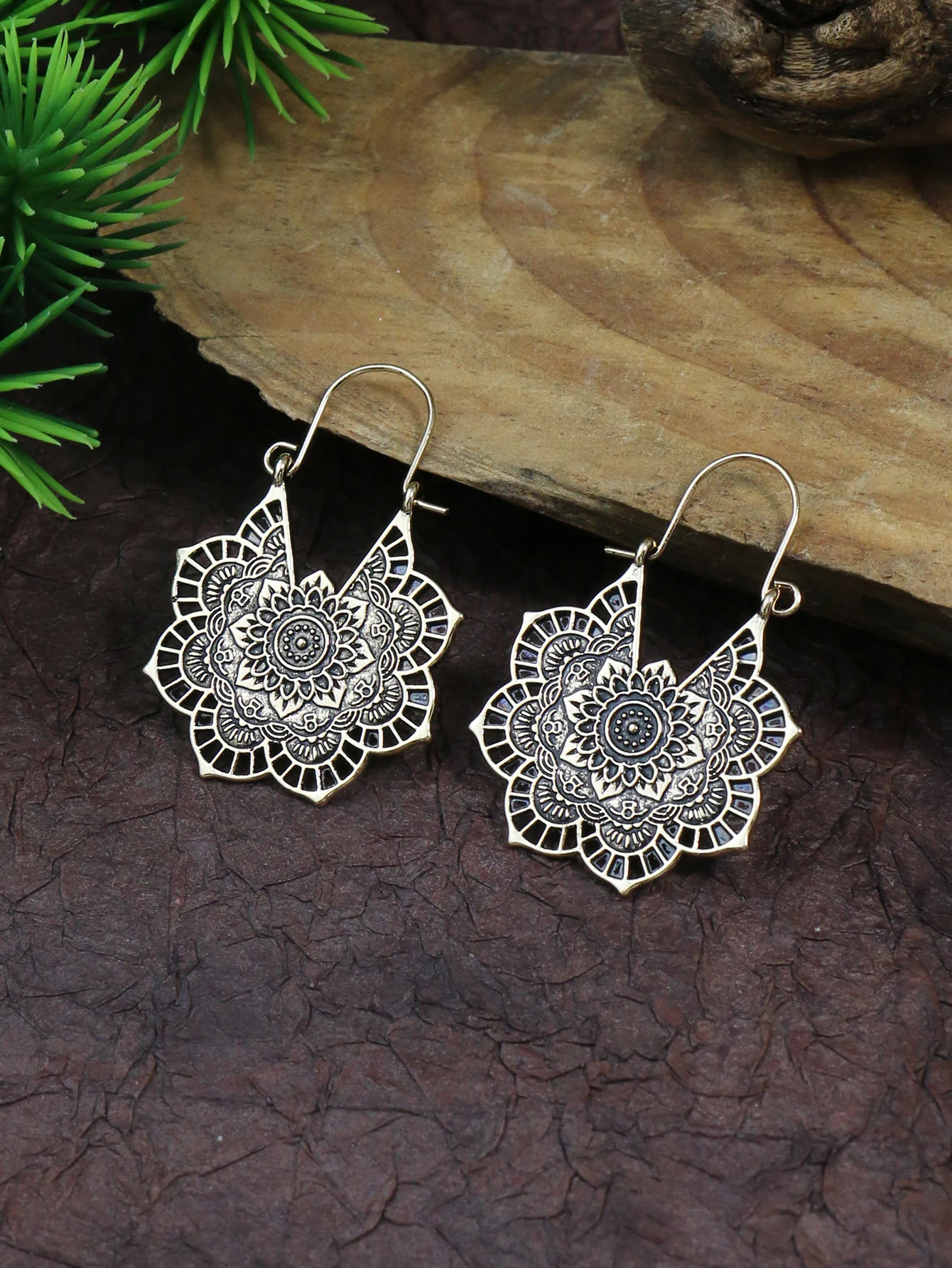 Vintage ethnic style bronze hollowed out carved pendant earrings can be paired with everyday clothing as a gift