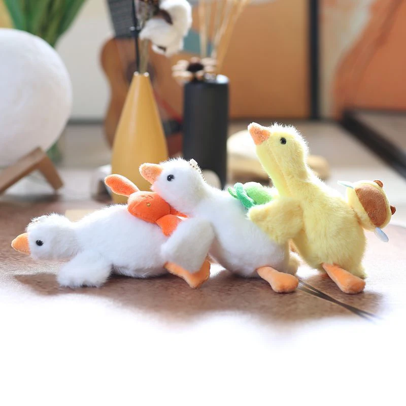 سلسلة مفاتيح قطيفة على شكل بطة كرتونية ساحرة مع جراد البحر والسلاحف والنحل؛ سحر حقيبة السيارة اللطيفة على شكل دمية، قلادة رمزية للحب