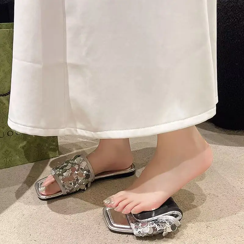 شباشب من حجر الراين على الموضة لصيف 2025، صنادل شاطئ مسطحة مطرزة بالترتر ومضادة للانزلاق ومقاومة للاهتراء