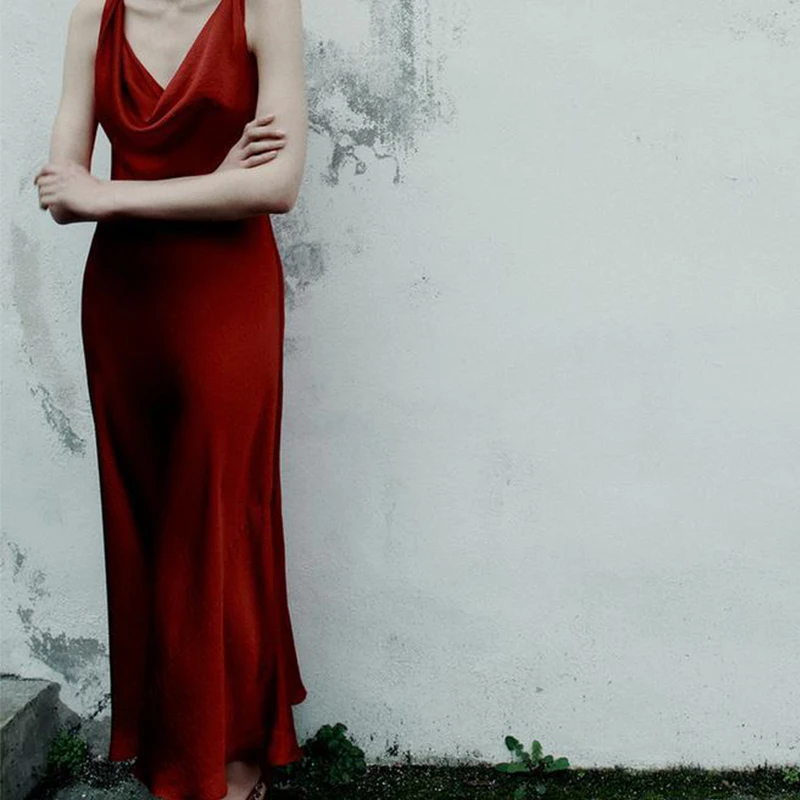 YENKYE 2025 mujeres Sexy espalda descubierta rojo satén Vestidos largos fluido cuello en V correa ancha dobladillo asimétrico Maxi Vestidos vestido de fiesta