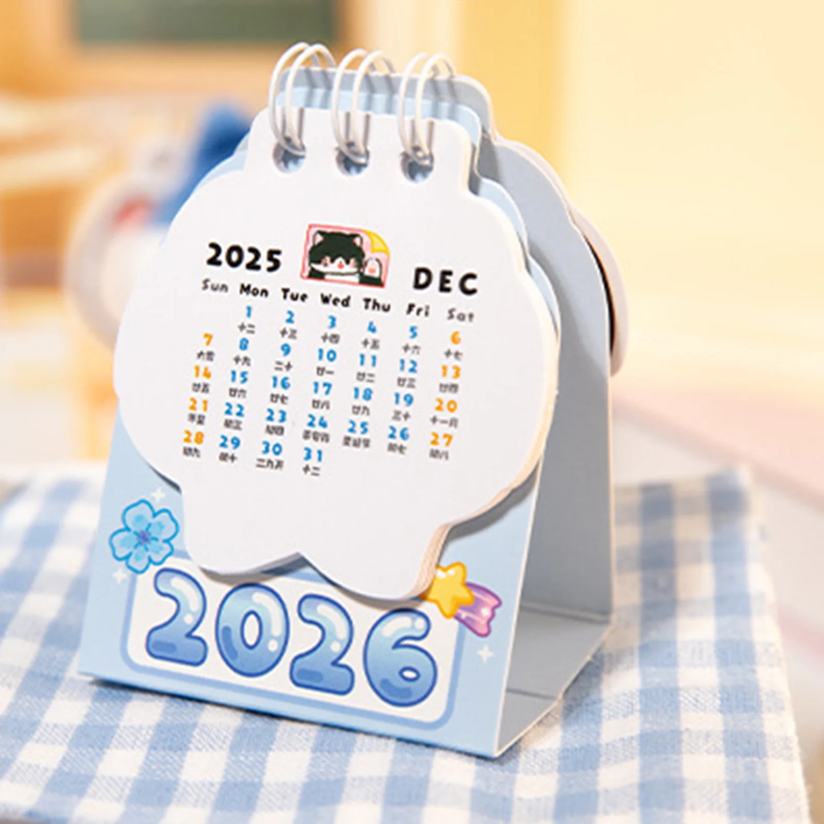 سنة 2026 تقويم كيتي صغير منظم مذكرة سطح المكتب طباعة واضحة مدمجة كيتي مخطط القط التقويم سطح المكتب علامة المجلس