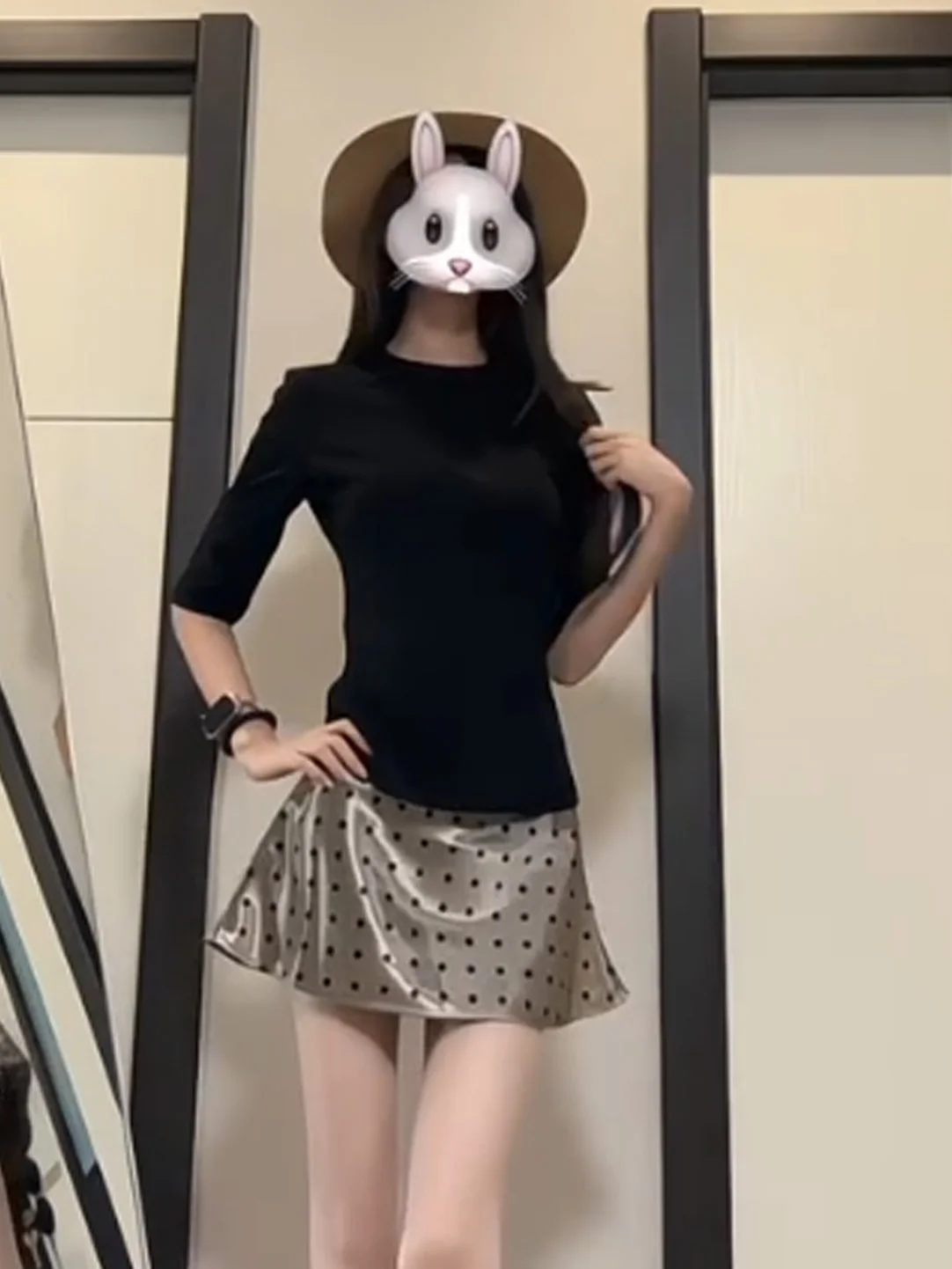 

Fashionable Black Slim Fit T-Shirt And Polka Dot Skirt Set Women's mid Sleeve Waist Cinched Summer New Arrival Outfit