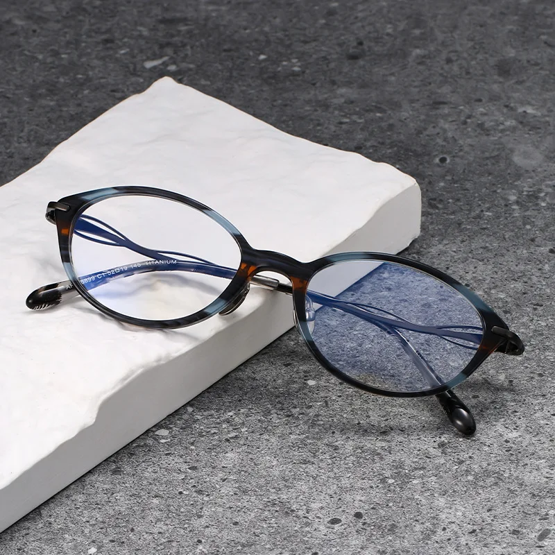 

Новые дизайнерские очки ручной работы из чистого титана, высококачественная тонкая оправа, сверхлегкий простой стиль для мужчин и женщин.