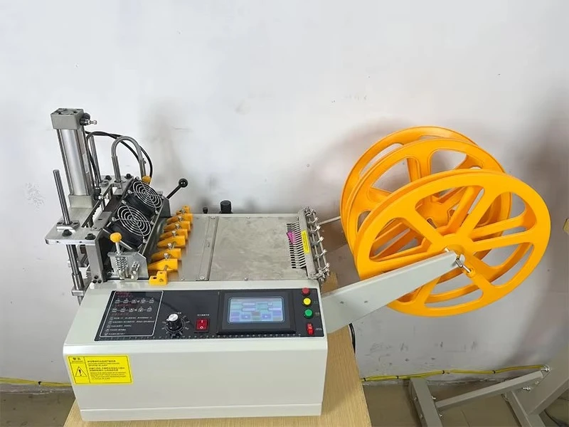 

Высокоскоростной станок для резки лямок/молний Raynian-200 | Полностью автоматическая лента горячей и холодной резки, тканевый ремешок, эффективность этикетки