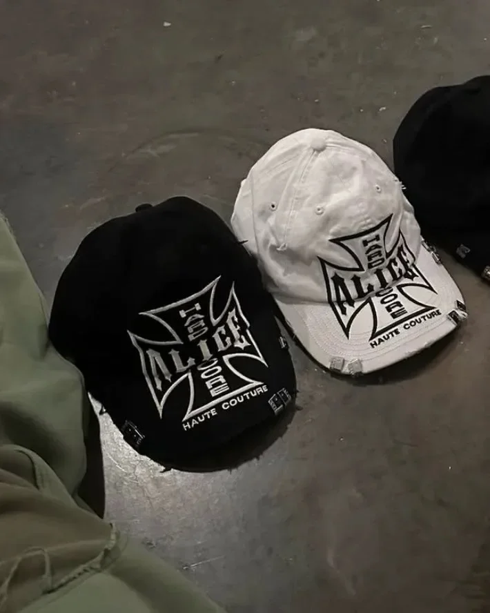 gorra-de-beisbol-opium-ali-hollywood-cross-con-bordado-en-blanco-y-negro-y-remaches-danados