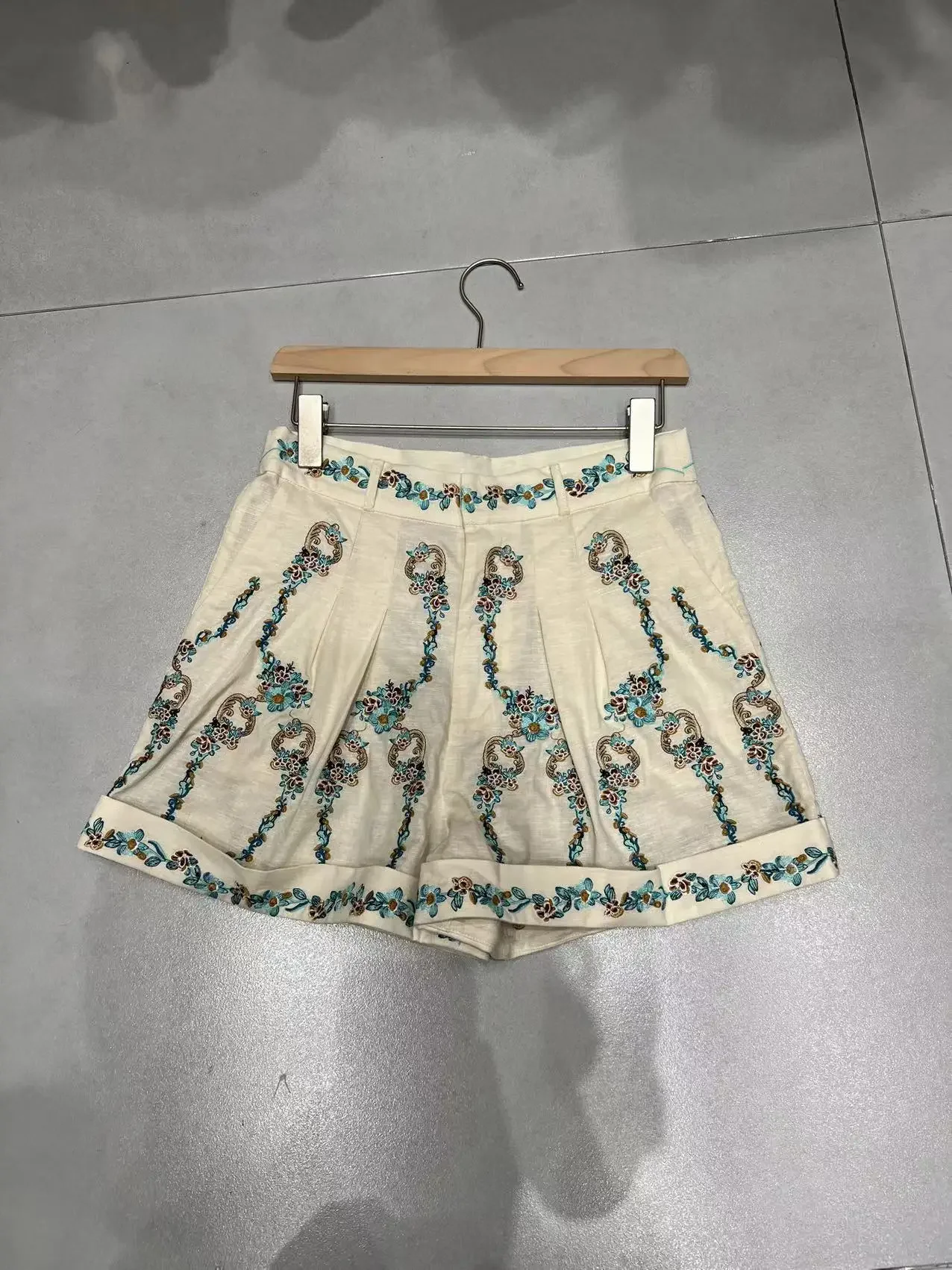 Conjunto 100% de lino con bordado Floral para mujer, chaleco sin mangas con cuello en V y cintura con cordones, Tops + pantalones cortos de cintura alta, conjunto informal