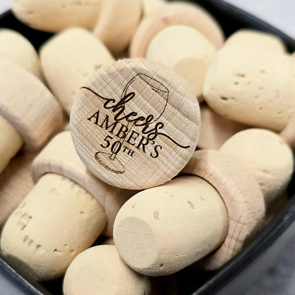 conjunto-personalizado-de-5-rolhas-de-vinho-de-madeira-gravadas-para-aniversario-lembrancinha-de-festa-de-30º-e-40º-aniversario-decoracao-para-eventos-de-vinho