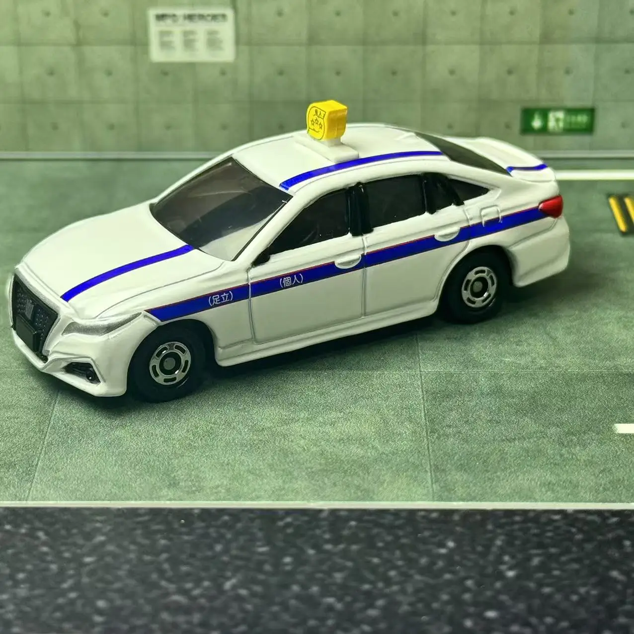 Tomica No.84 Toyota Crown Private Taxi Die Cast Toy Car Model Takara Tomy Mini Collection view 5