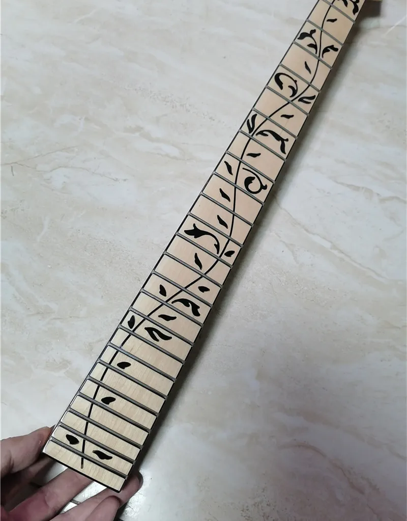 24-Fret-Griffbrett mit umgekehrter Kopfplatte, für Rechtshänder, aus Ahorn, für E-Gitarre, schwarzes „Baum des Lebens“-Griffbrett, Gitarrenzubehör und -teile. – Detail 5