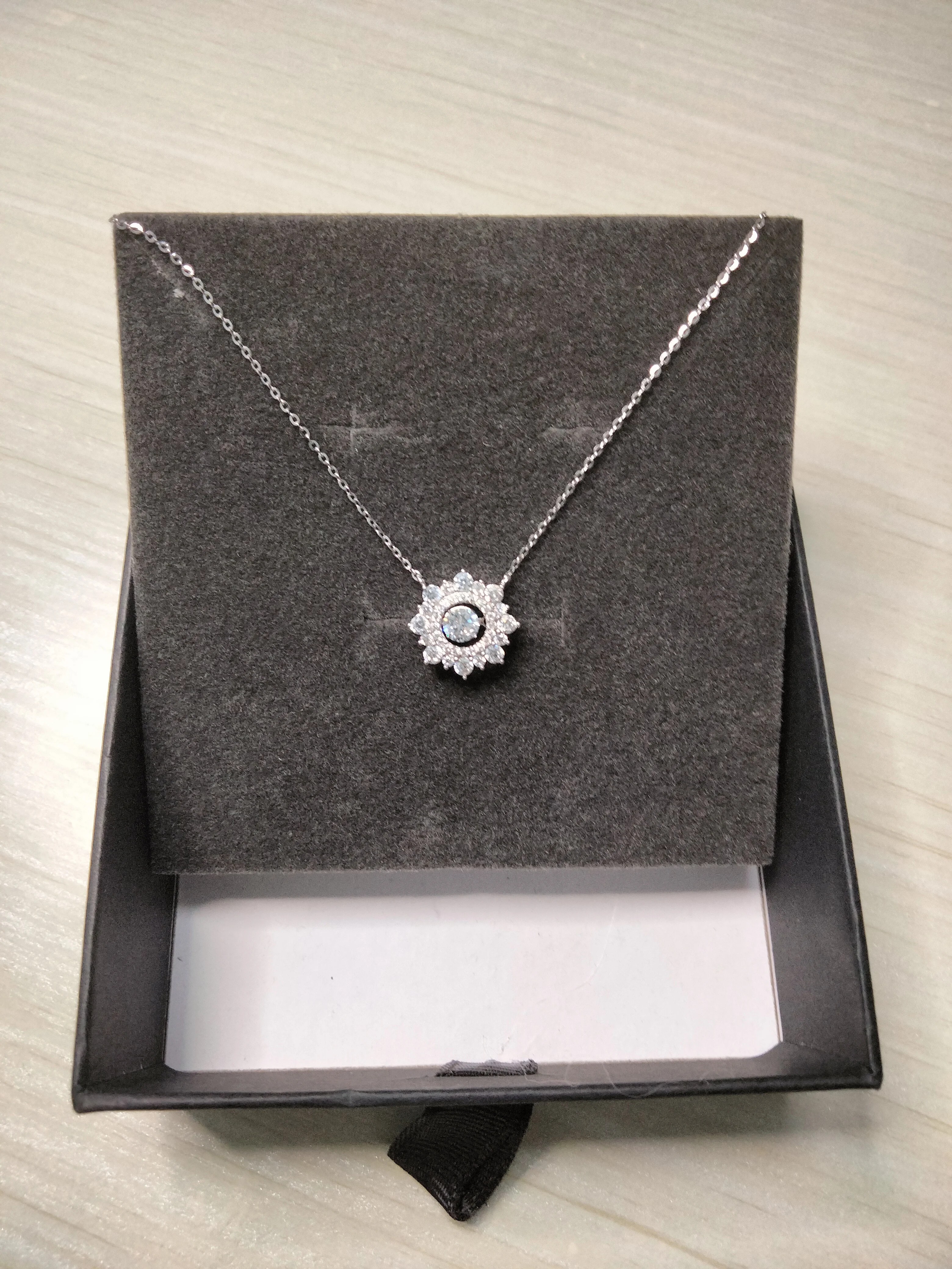 

Elegant and simple 925 sterling silver chain pendant, women's necklace with large round colored zircon pendant, clavicle chain,