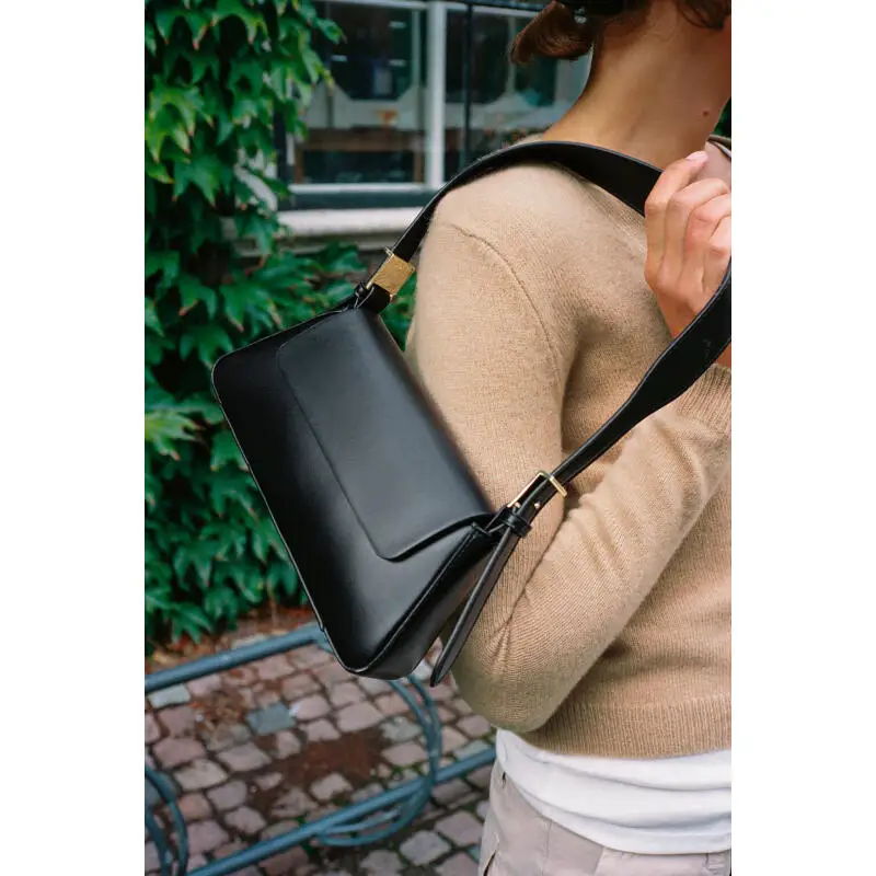 

New Women's Bag Fashion Shoulder Bags Niche Design Commuter Axillary Bags Flip Cover Solid Color Leisure Versatile Handheld Bags