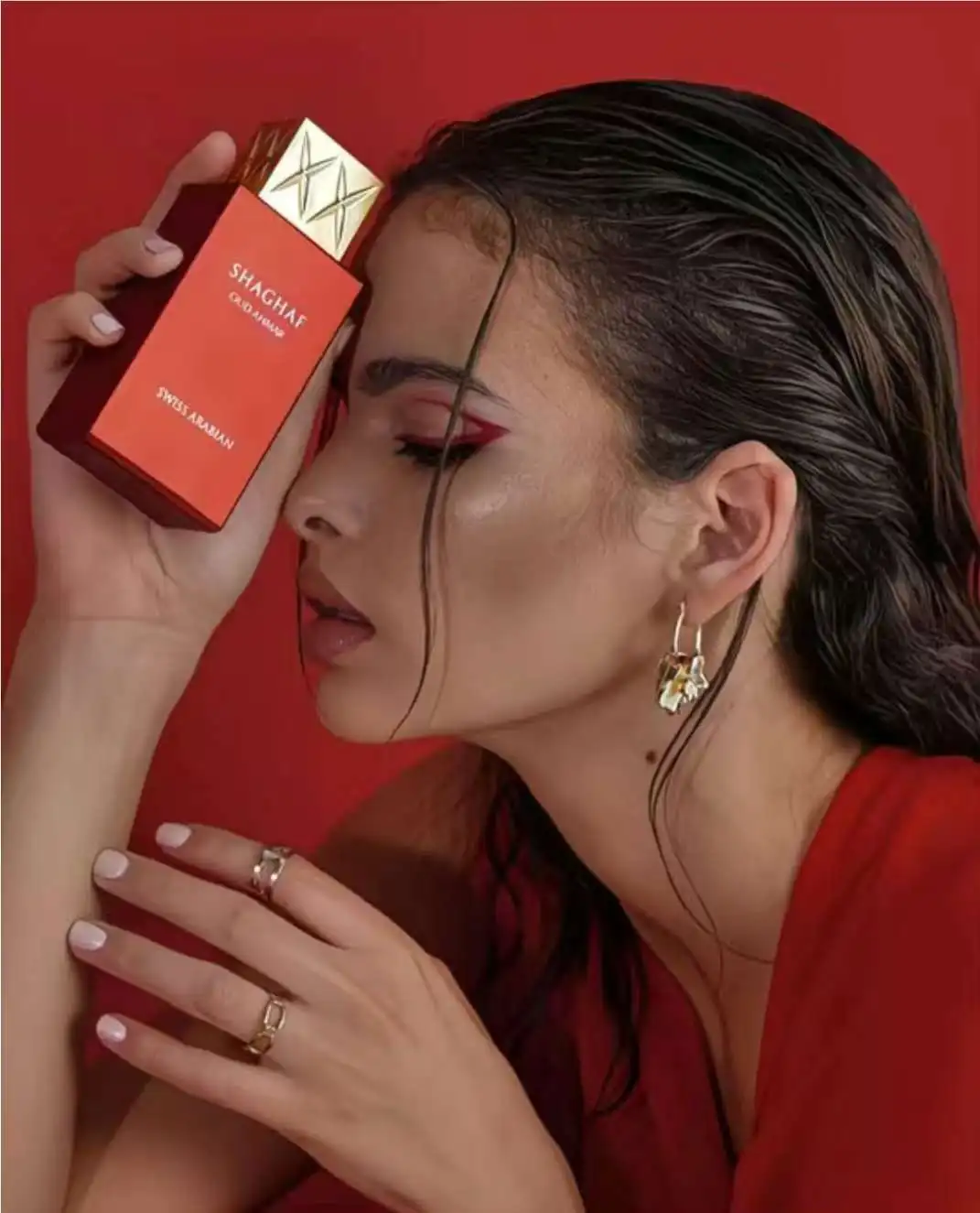 العربية السويسرية SHAGHAF OUD AHMAR هي عطر فريد من نوعه وجو فاخر متخصص.