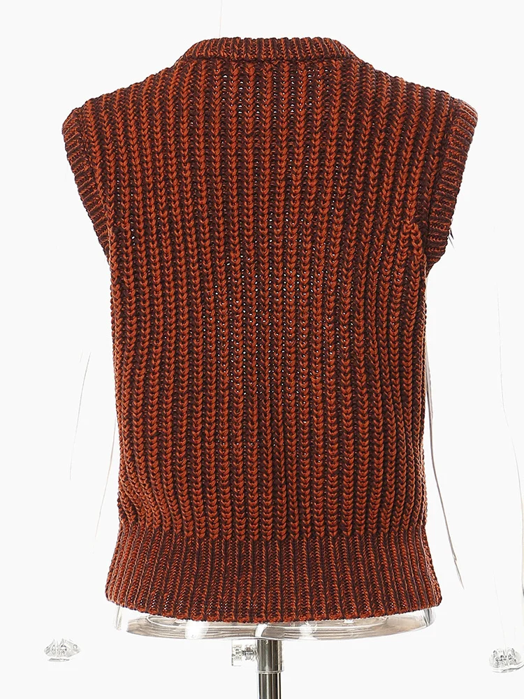 [EAM] Metal Chain Knitting Sweater Loose Fit Round Neck Sleeveless Women Pullovers New Fashion Tide Autumn Winter 2024 1DF2067