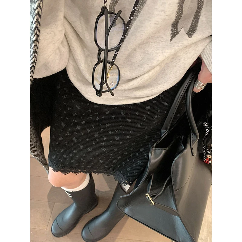 Minigonna vintage in velluto a coste da donna patchwork di pizzo floreale gonne nere autunno inverno streetwear design coreano sottile una linea gonne