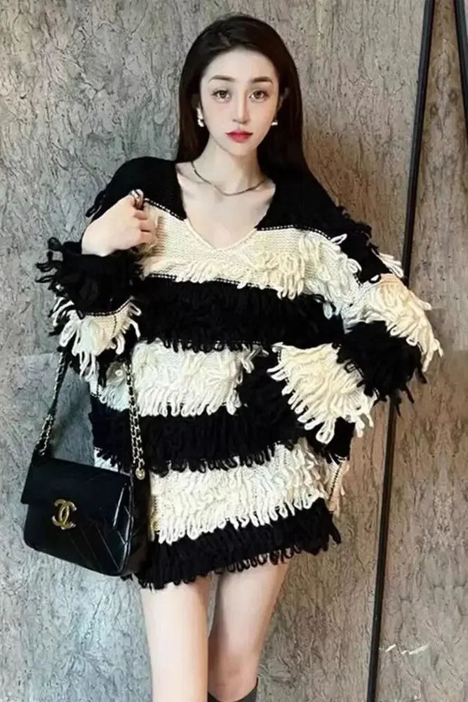 2024 Winter New Fashion Retro Hong Kong Style V-neck Sweater for Women European Autumn/Winter New Loose Knitted Top with Tassel