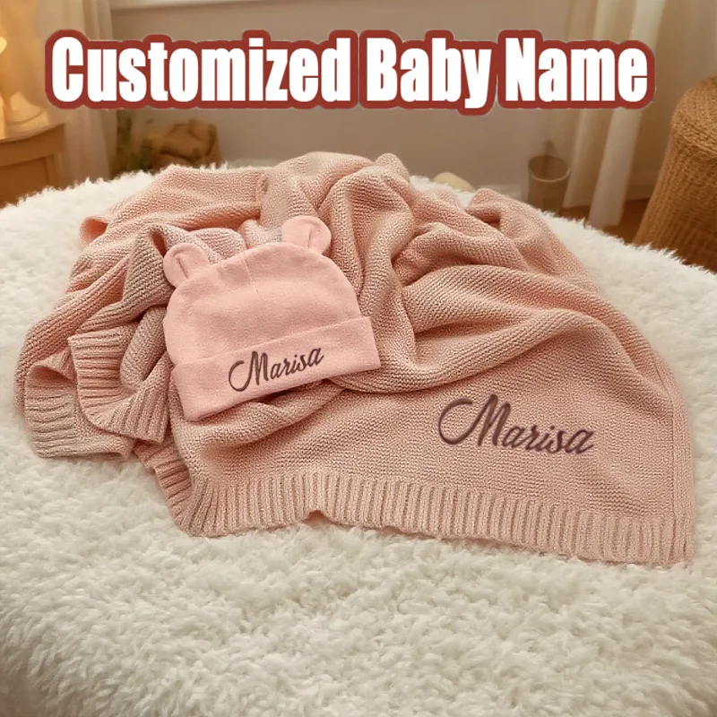 مجموعة بطانية اسم الطفل القطنية المخصصة مع قبعة صغيرة محبوكة وقبعة مطرزة - هدية لطيفة لحفلة استقبال المولود الجديد