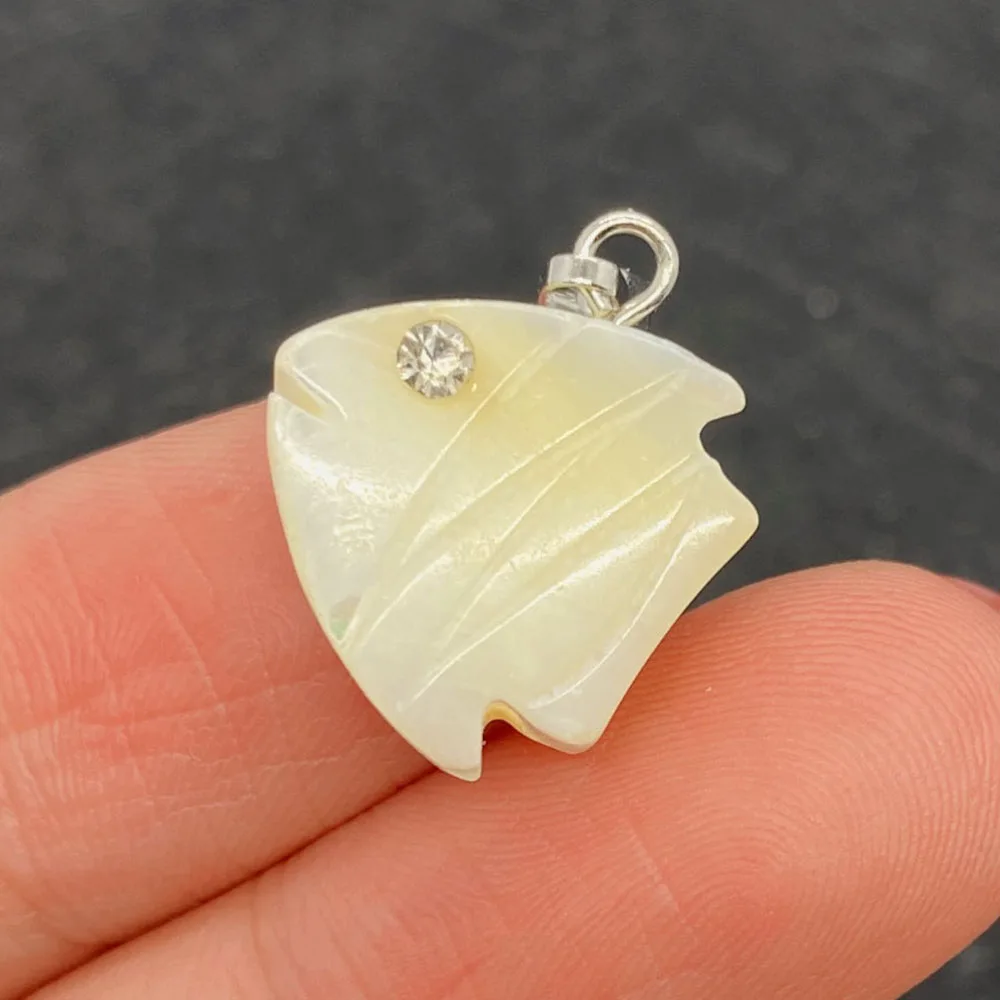 

Изысканные миниатюрные резные подвески из натуральной белой морской ракушки в форме тропической рыбы с одним отверстием, в форме семечки дыни, для рукоделия, аксессуары, подарки