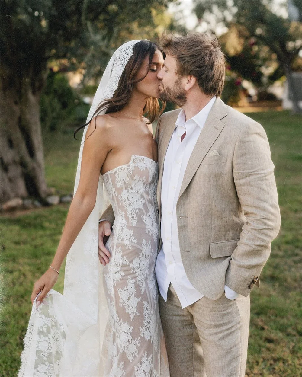 Tokyo Customized White Sweetheart Neck Wedding Dresses Sleeveless Lace Court Train Bridal Gowns Flower Mermaid Wedding Gowns