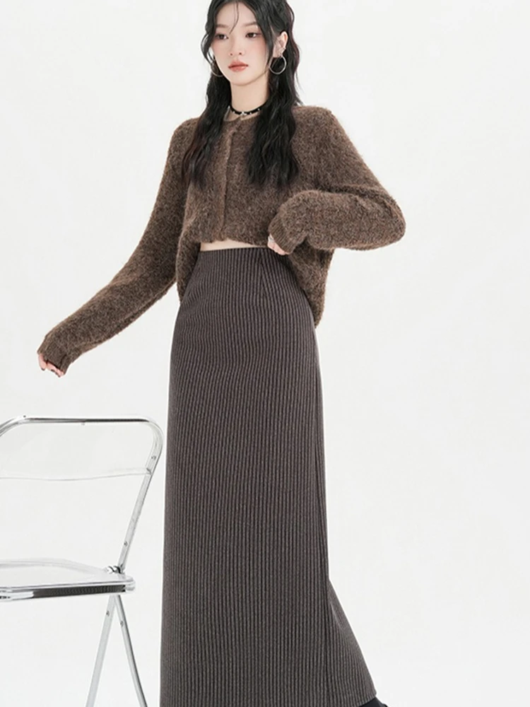 تنورة نسائية محبوكة بنصف تنورة لخريف وشتاء 2025 جديدة عالية الخصر نحيفة غير رسمية ومتعددة الاستخدامات بفتحة خلفية على شكل حرف A تنورة طويلة