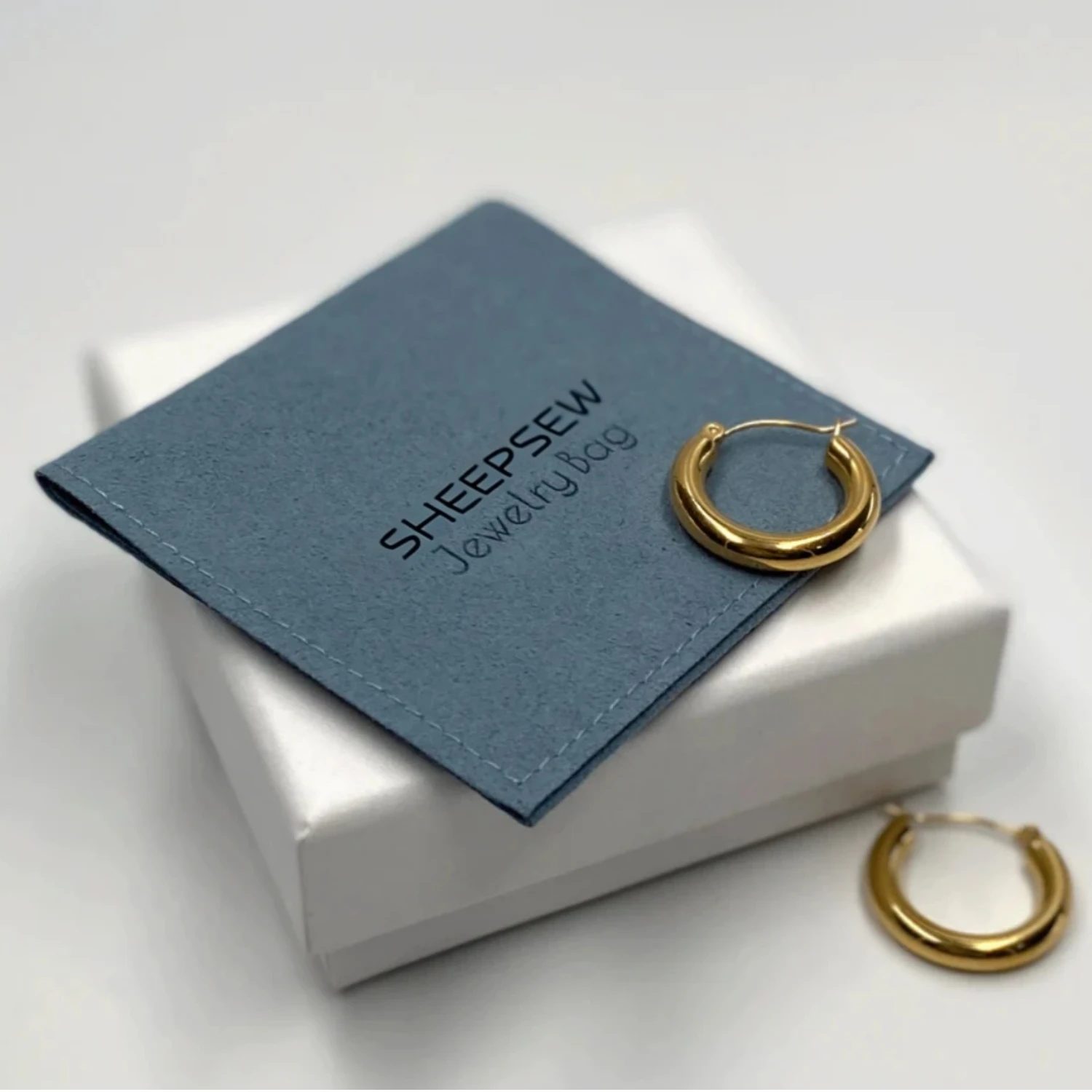 

Персонализированная фиолетовая шкатулка для драгоценностей из 20 шт. с мешочком из микрофибры: набор упаковки с логотипом