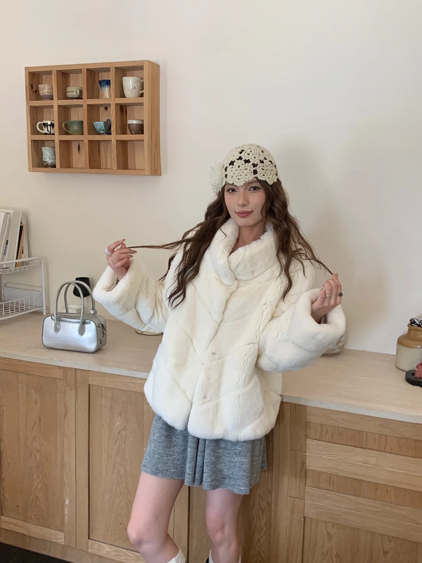 Gentle Milk Rabbit 2025 Autunno/Inverno Nuovo stile, colletto corto rialzato importato cappotto di pelliccia di coniglio rex, cappotto di pelliccia da donna