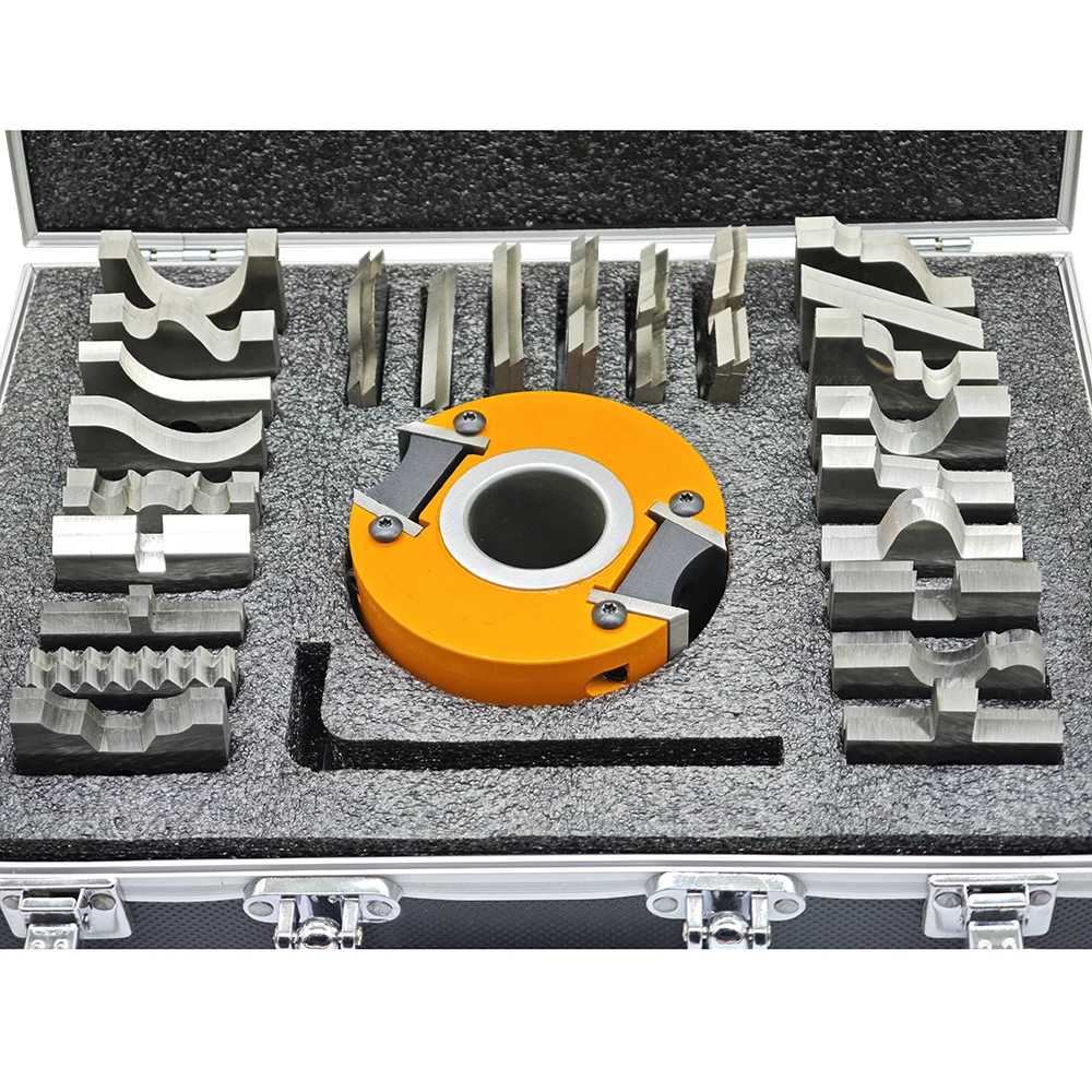 

Набор деревообрабатывающих фрез Wooden Line из 24 предметов: сменные лезвия, вертикальный вал, четырехсторонний фрезер, формовочный пресс, линейный резак