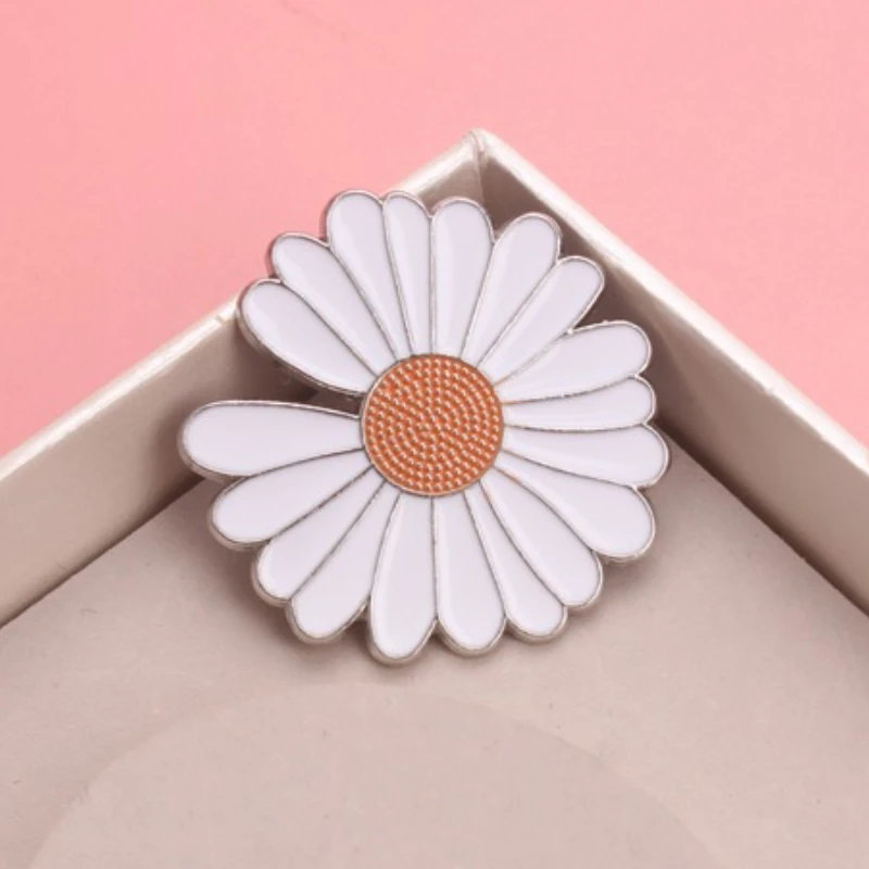 Lindo alfiler esmaltado de margaritas: ideal para un aspecto informal y floral - Accesorio ideal para agregar un toque fresco